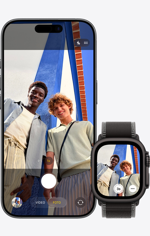Parte da frente do iPhone 17, a câmera captura uma selfie em grupo, ao lado de um Apple Watch Ultra 3 com o app Controle da Câmera aberto