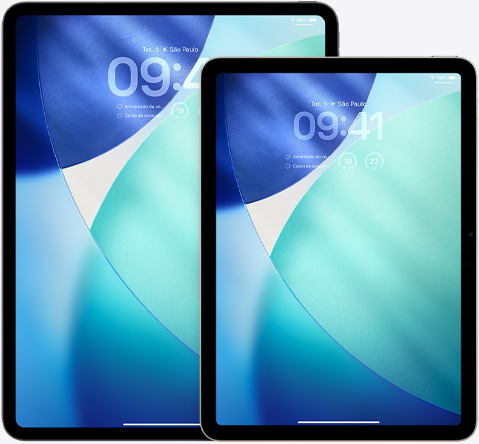 iPad e iPad Air lado a lado, com o iPad Air na frente do iPad, os dois aparelhos na vertical com a Tela Bloqueada mostrando a hora em Liquid Glass translúcido
