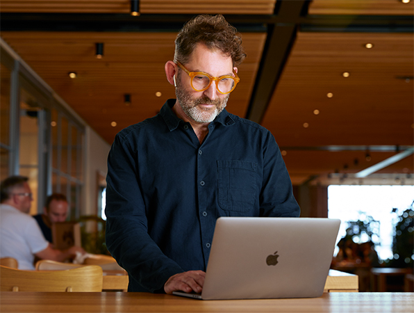 Una persona del equipo de Apple usando una MacBook en Caffè Macs.