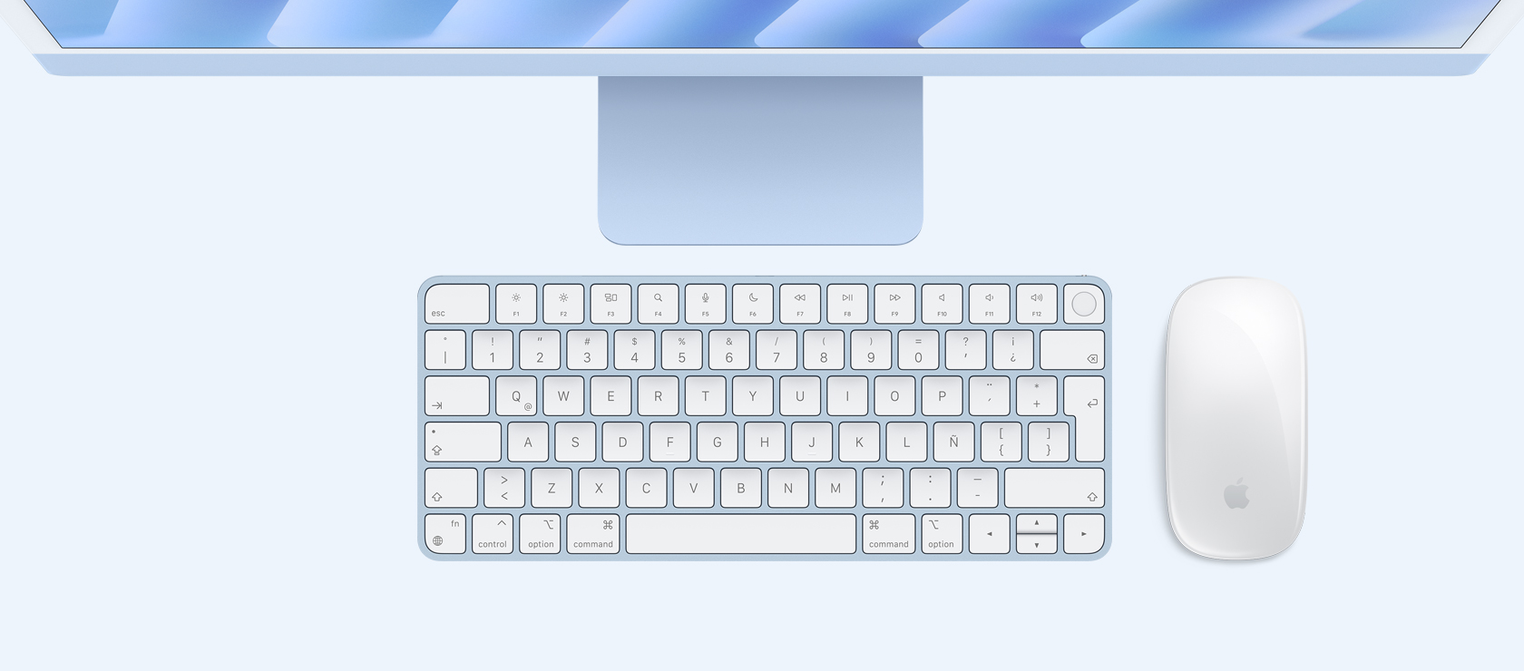 Vista panorámica de un iMac azul con mouse y teclado a juego