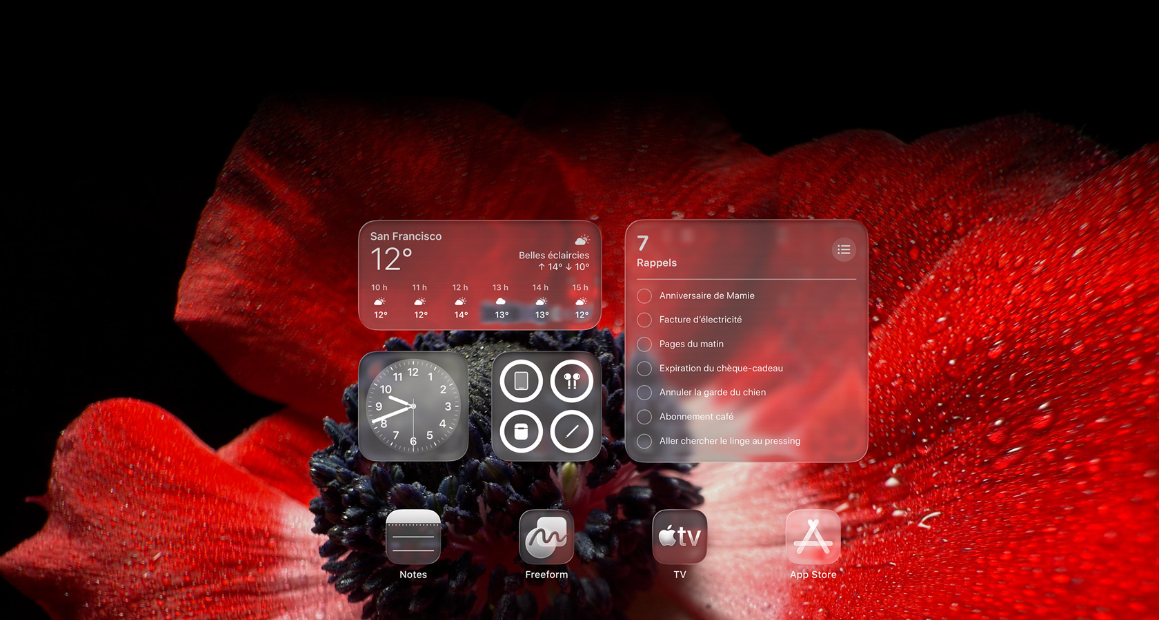 Écran verrouillé montrant les icônes des apps Météo, Rappels et Horloge en Liquid Glass translucide, réfractant l’arrière-plan