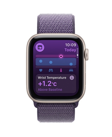 Apple Watch SE 3, csillagfény alumíniumtok, csuklóhőmérséklet mérőszámai, jobb oldali nézet, Digital Crown, ködös lila sportpánt