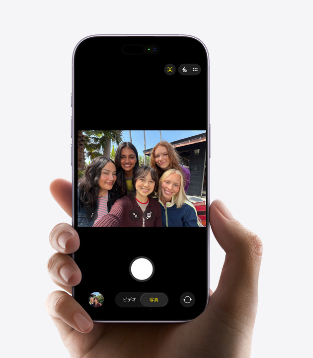 iPhone 17の前面の外観。写真のセンターフレーム機能を使って、グループでセルフィーを撮っている