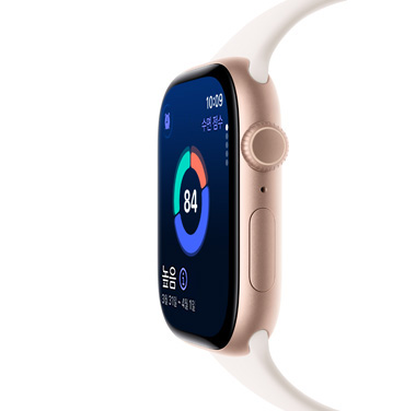 디스플레이에 수면 점수와 기타 동적 데이터가 표시되어 있는 로즈 골드 알루미늄 Apple Watch Series 11의 옆모습.