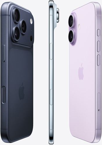 카메라가 보이도록 옆면을 비스듬히 보여주는 딥 블루 색상 iPhone 17 Pro, 얇은 옆면을 똑바로 보여주는 스카이 블루 색상 iPhone Air, 뒷면이 보이도록 옆면을 비스듬히 보여주는 라벤더 색상 iPhone 17을 나란히 펼쳐 놓은 모습.