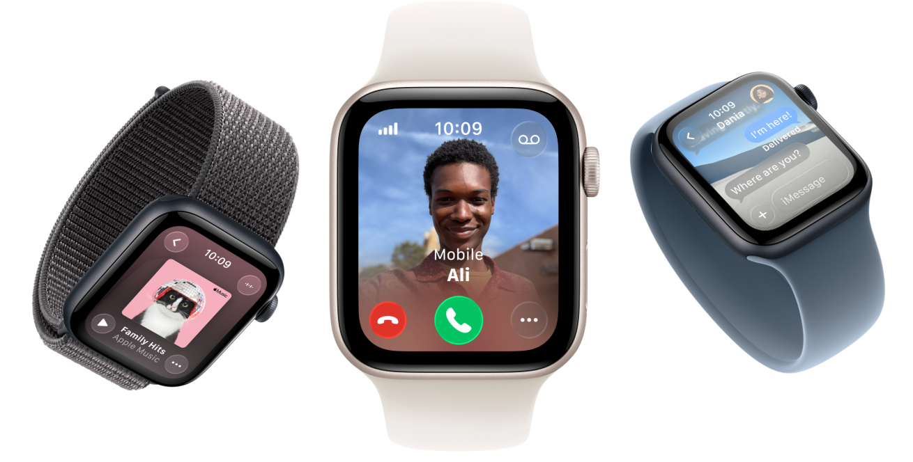 Apple Watch SE 3 ierīces, alumīnija ietvari, zvaigžņu un pusnakts krāsa, Sport Loop, tumši pelēka krāsa, Solo Loop, iesārta krāsa, Solo Loop, tērauda zila krāsa, ekrāni: Apple Music, ienākošais zvans, Messages