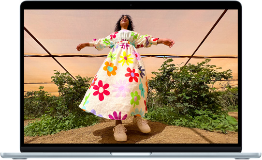 صورة لجهاز MacBook Air مقاس 15 إنش تعرض شاشة ريتنا ليكويد