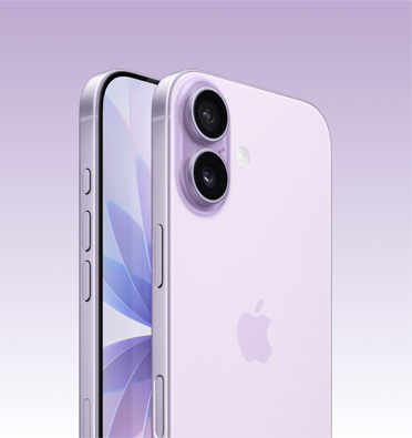 薰衣草紫色外觀的 iPhone 17，展示螢幕的一部分，斜角度展示動作按鈕、音量按鈕和側邊按鈕；機身背面展示雙融合相機系統位於左上角。
