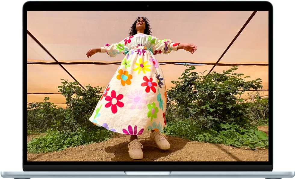 MacBook Air 展示色彩繽紛的 Liquid Retina 顯示器