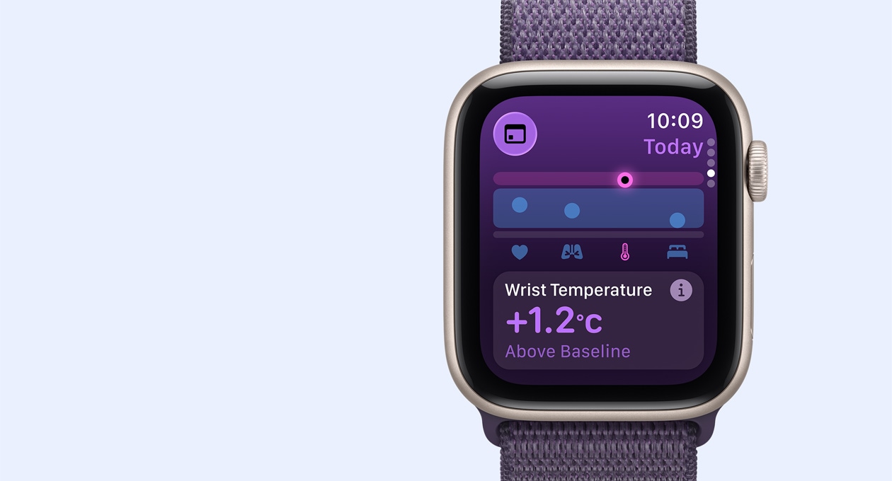 Apple Watch SE 3, hliníkový kryt vo farbe hviezdna biela, metriky teploty na zápästí, pohľad zvonku na pravú stranu, korunka Digital Crown, remienok, športová slučka vo farbe fialová hmla
