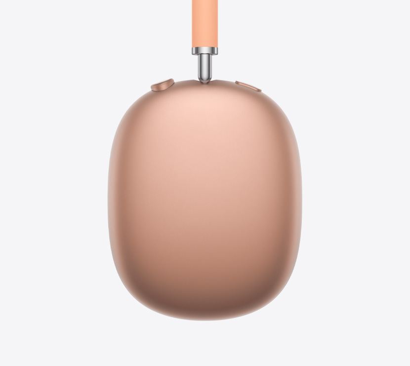 Slúchadlá AirPods Max 2, pohľad zboku, oranžová farba, detailný záber na teleskopické rameno, náušník, korunku Digital Crown a tlačidlo potláčania hluku