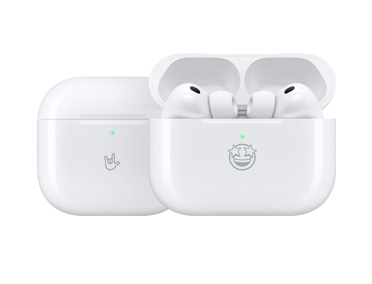 منتجات Apple منقوشة بشكل مخصص: علبة شحن MagSafe‏ (USB‑C) مع نقش على جهتها الأمامية: إيموجي لحن الروك، علبة شحن MagSafe‏ (USB‑C) مفتوحة مع AirPods Pro 3 ونقش على جهتنها الأمامية: إيموجي مضروب بنجمتين