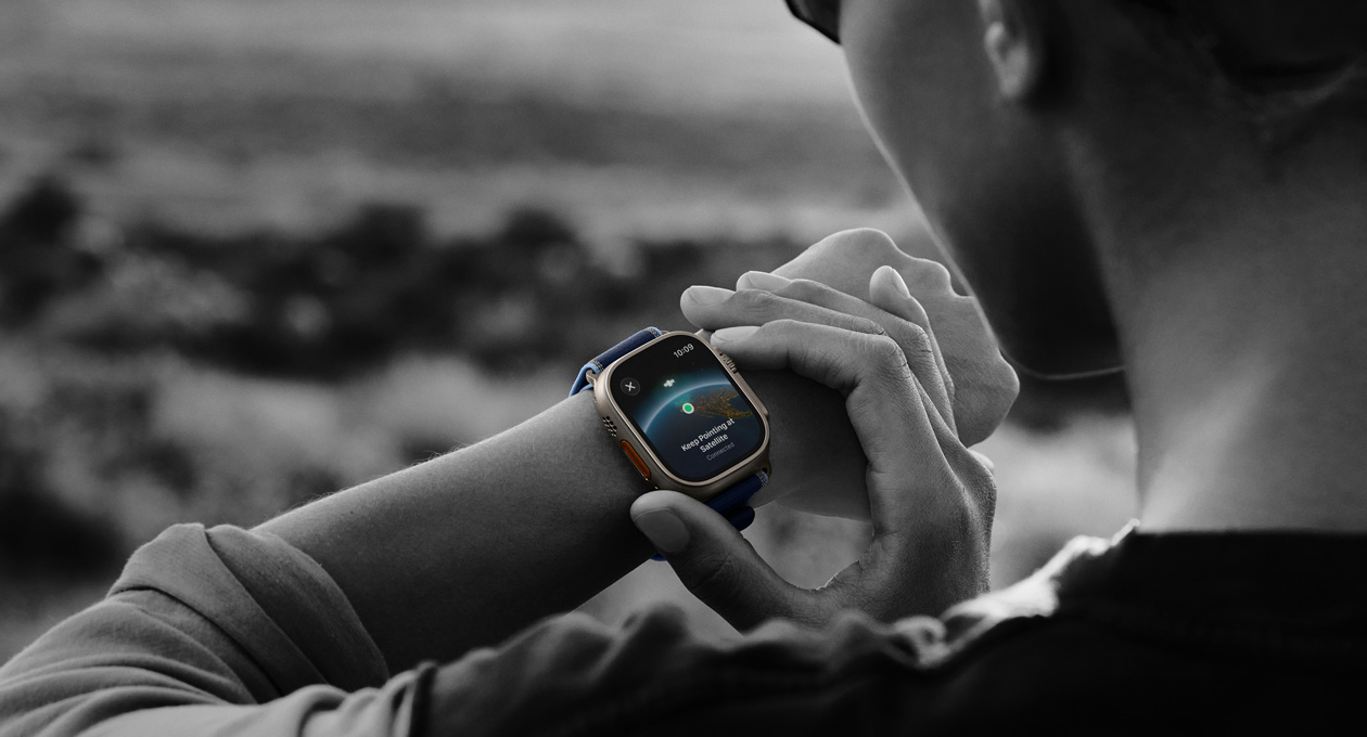 Une personne en randonnée utilise la communication par satellite bidirectionnelle sur son Apple Watch Ultra 3