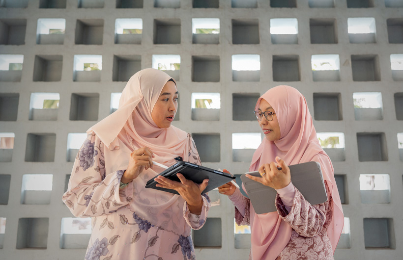Nur Safiqa Sapar (ALC) coacht ihre Kollegin Fatin Shahera an der Sekolah Tun Fatimah.