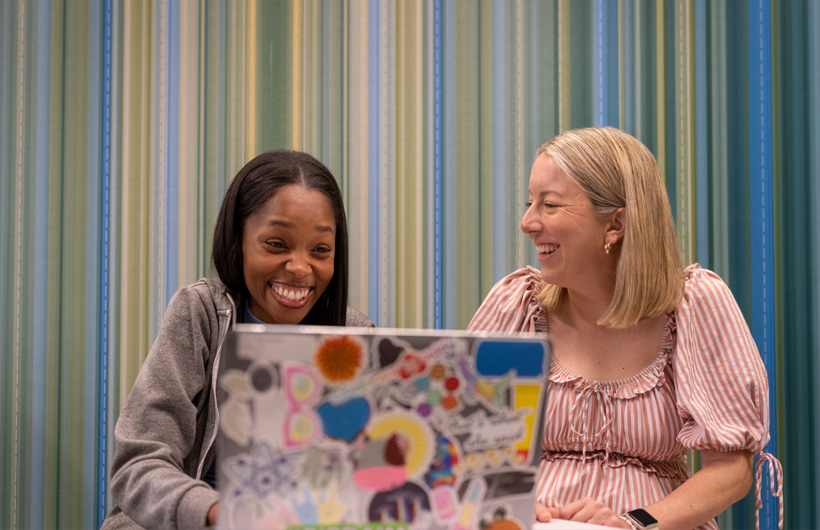 Die Lehrerin Autumn Moore arbeitet während eines Gruppen-Coachings im Richardson Independent School District mit Kelsey Ord (ALC) zusammen.