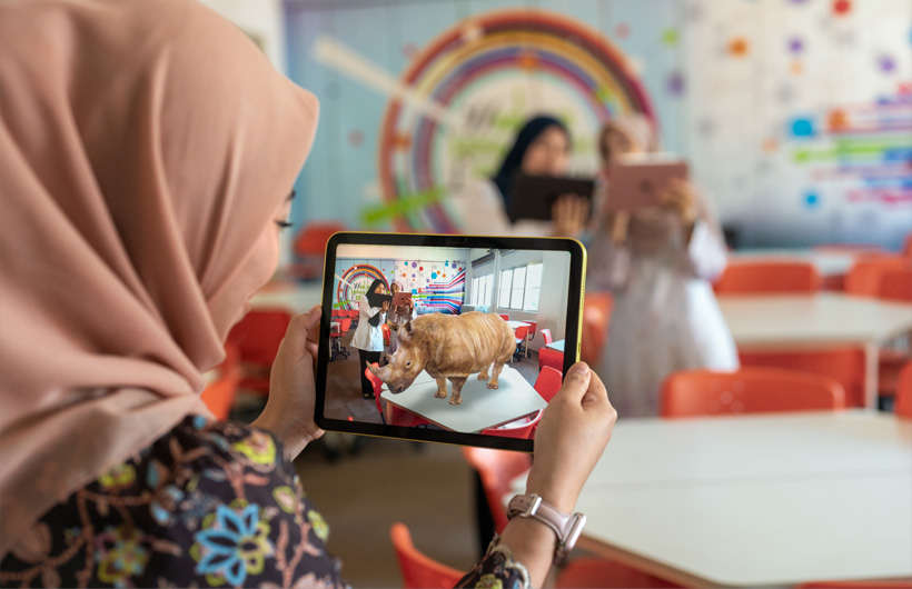 Die Lehrerinnen der Sekolah Seri Puteri werden von Ah Ho Yen Sze (ALC) gecoacht, um die Vorteile von Augmented Reality im Unterricht mit dem iPad kennenzulernen.