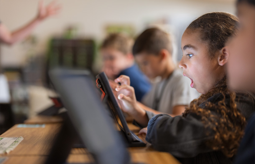Eine Schülerin im Richardson Independent School District reagiert auf eine von einem Apple Learning Coach inspirierte Unterrichtseinheit.