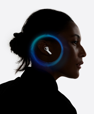 Perfil lateral direito de uma pessoa usando os AirPods Pro 3 brancos.