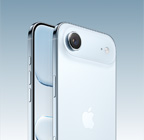 iPhone Air, небесносин цвят, заден екстериор под ъгъл, основната Fusion система камери в плато, бутон Управление на камерата, цял екран отпред, бутони Действие и сила на звука