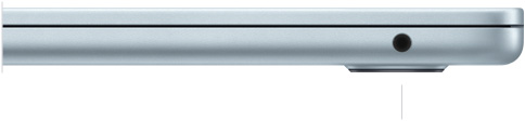 صورة للجهة اليمنى من جهاز MacBook Air وهو مغلق، تعرض مقبس سماعات الرأس