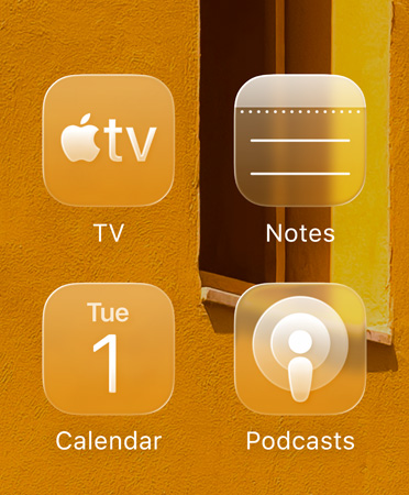 Apple TV, Notlar, Takvim ve Podcast’ler dahil olmak üzere Liquid Glass uygulama simgeleri, duvar kağıdı resmine uyumlu bir renkle renklendirilmiş