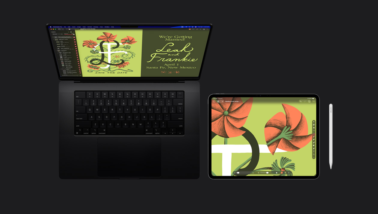 Ein 16 Zoll MacBook Pro Bildschirm zeigt die Illustration einer Hochzeitseinladung mit stilisierten orangefarbenen Blumen auf grünem Hintergrund und den Initialen L und F mit Save the Date, ein iPad Pro zeigt eine Illustration von stilisierten orangefarbenen Blumen auf grünem Hintergrund und Leisten mit Tools, ein Apple Pencil befindet sich rechts neben dem iPad Pro