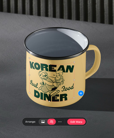Foto eines gelben Campingbechers aus Metall mit grünem Korean-Diner-Logo, unten im Bild ist das Verkrümmungswerkzeug geöffnet