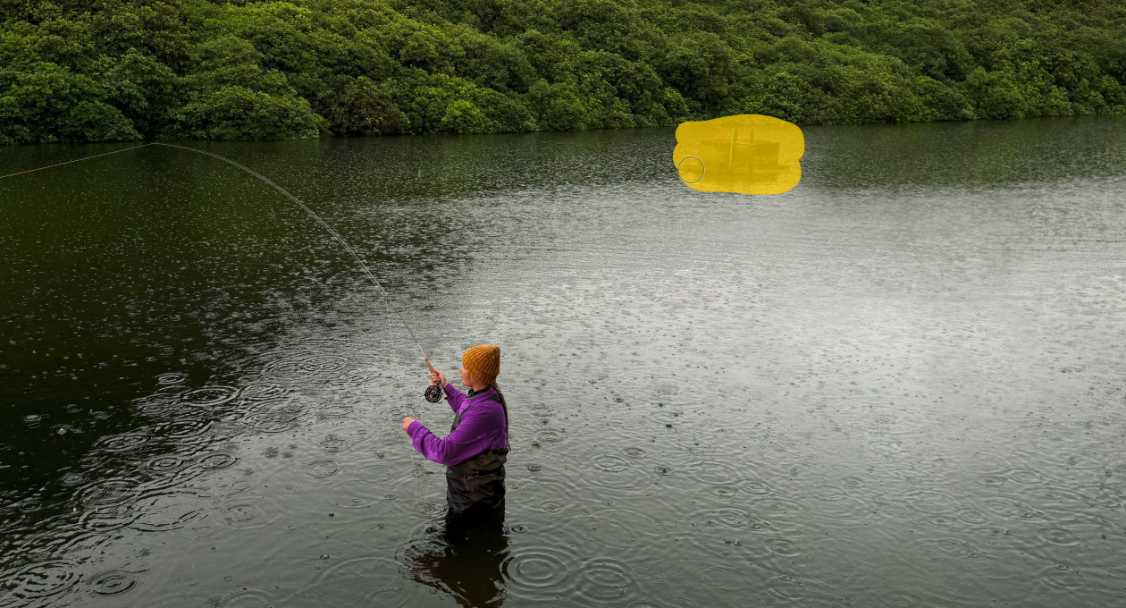 Foto einer Frau beim Fliegenfischen in einem See, das Pixelmator Pro Tool entfernt ein unerwünschtes Objekt im Hintergrund, das gelb hervorgehoben wird
