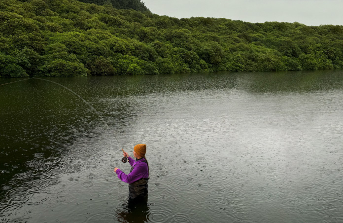 Foto einer Frau beim Fliegenfischen in einem Fluss, Pixelmator Pro Tool entfernt unerwünschte Objekte