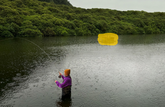 Foto einer Frau beim Fliegenfischen in einem Fluss, Pixelmator Pro Tool entfernt unerwünschte Objekte