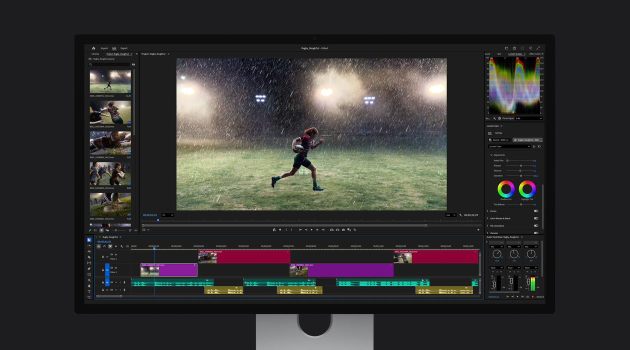 Dalam file Adobe Premiere Pro, seorang pemain rugby berlari melintasi lapangan di tengah hujan 